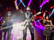 Hentikan Konser Sejenak, KISS Ajak Penonton Hormati Para Veteran