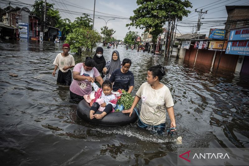 Cuaca Eksrem Bikin Banjir di Semarang, BNPB Siagakan 2 Pesawat Buat Reduksi Awan Hujan