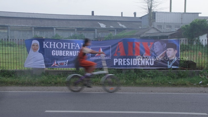 Spanduk Khofifah-AHY. (MP/Budi Lentera)