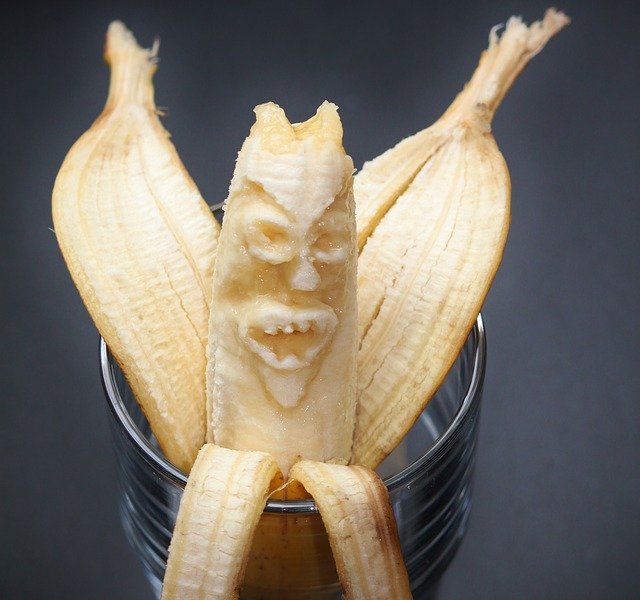 Menghancurkan pisang untuk dessert bisa menjadi kegiatan yang melibatkan balita. (Foto: pixabay/cocoparisienne)