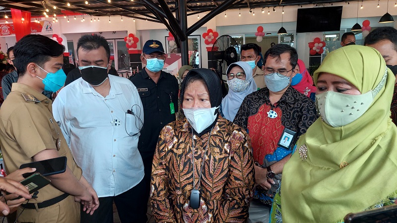 Menteri Sosial (Mensos) Tri Rismaharini saat meresmikan Sentra Kreasi Asistensi Rehabilitasi Sosial (Atensi) Balai Besar Soeharso di Gedung RC Workshop Manahan, Solo, Senin (30/8). (MP/Ismail)