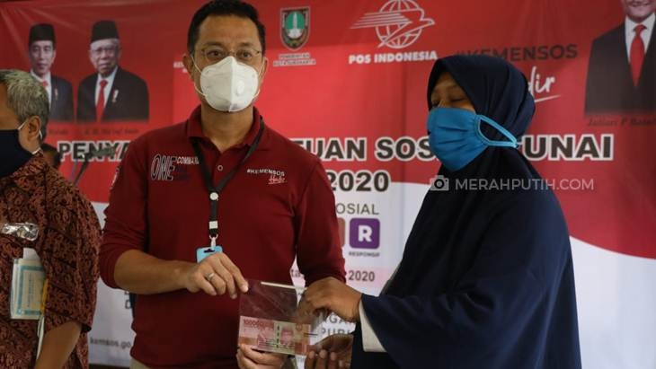  Menteri Sosial (Mensos) Juliari P Batubara meninjau penyaluran BST di Kantor Kelurahan Jagalan, Kecamatan Jebres, Solo, Jawa Tengah, Kamis (21/5). (MP/Ismail)