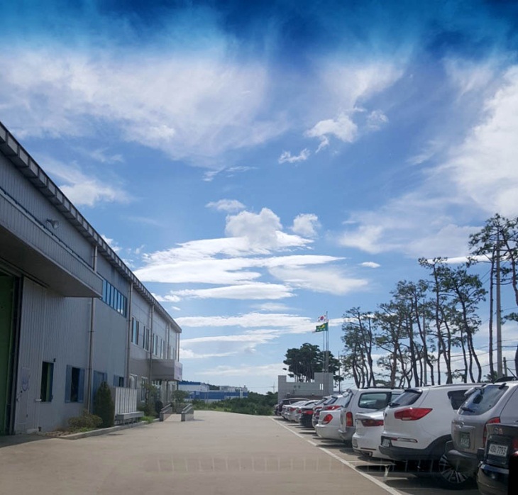 Sudut Kota Pohang dengan mobil-mobil terparkir. (Foto: istyle.id)