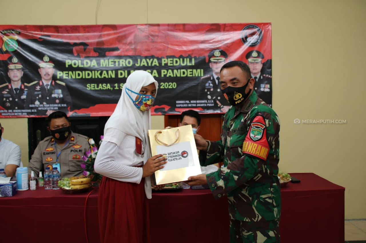 Pelajar di Sawah Besar Dapat Modem Gratis Tunjang Kegiatan Belajar Online