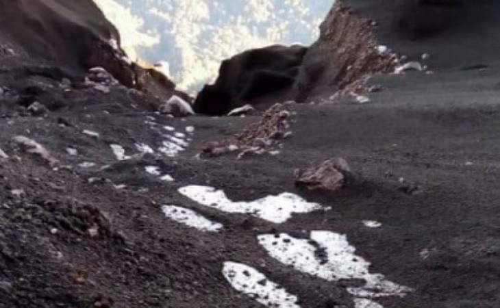 Embun yang membeku seperti salju di kawasan Gunung Semeru
