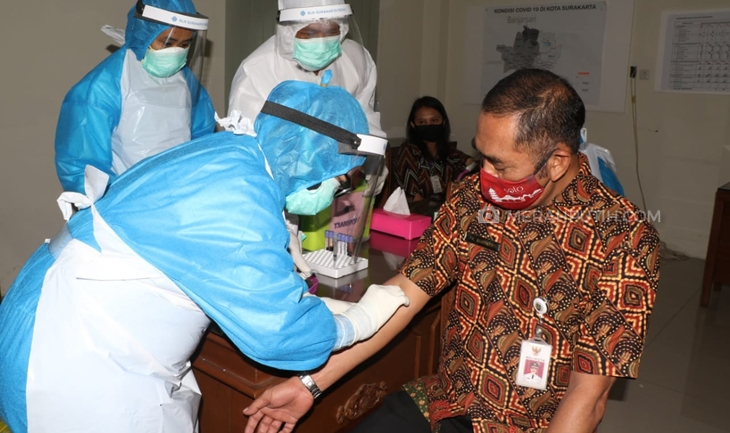 Wali Kota Solo FX Hadi Rudyatmo menjalani rapid test yang dilakukan Dinas Kesehatan Kota (DKK) Solo, Jawa Tengah. (MP/Ismail)