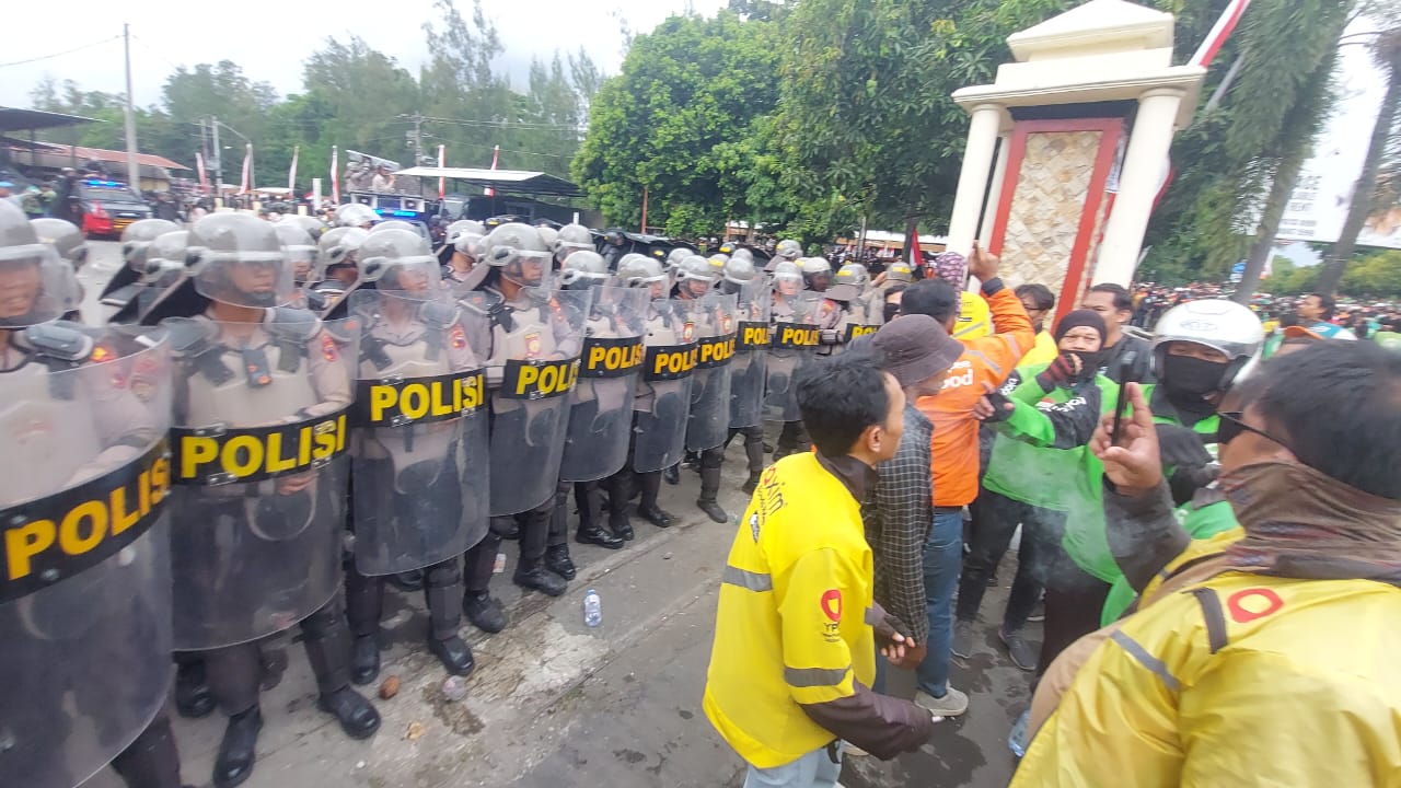 Ojol demo di depan Markas Brimob Solo, Jumat (29/8). Foto: MerahPutih.com/Ismail