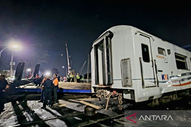 Petugas Evakuasi Lokomotif dan Truk Terlibat Kecelakaan di Semarang