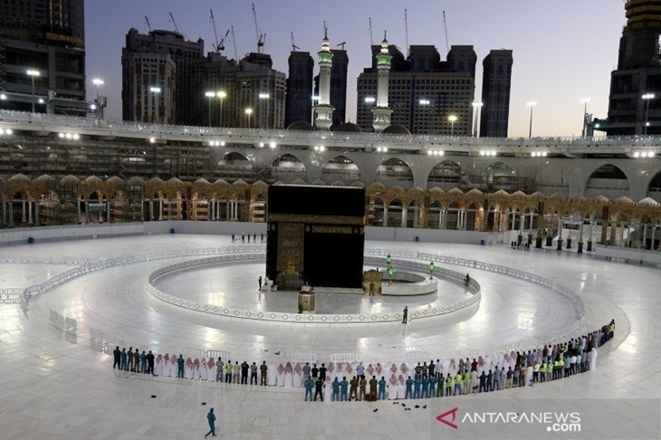 Ilustrasi - Jamaah menunaikan sholat Tarawih di Masjidil Haram, Mekah, Arab Saudi, di tengah merebaknya wabah COVID-19, Jumat (24/4/2020). (ANTARA FOTO/REUTERS/Yasser Bakhsh/pras.