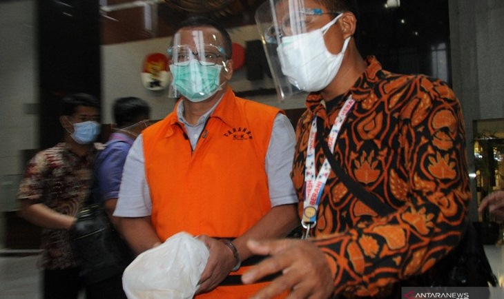 Mantan Menteri KP Edhy Prabowo berjalan menuju mobil tahanan usai menjalani pemeriksaan lanjutan di Gedung KPK, Jakarta, Rabu (3/2/2021). ANTARA FOTO/Indrianto Eko Suwarso/rwa.