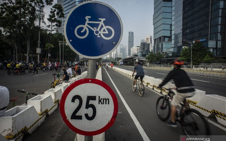 Pesepeda melintas di Jalan Jenderal Sudirman, Jakarta, Minggu (6/6/2021). ANTARA FOTO/Aprillio Akbar/foc.