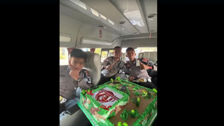Oknum Polisi Polda Papua Barat Jilat Kue HUT Ke-77 TNI Langsung Dihukum