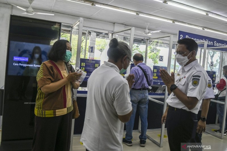 Direktur Utama PT Kereta Api Indonesia (Persero) Didiek Hartantyo (kanan) meninjau pelayanan pemeriksaan GeNoSe C19 di Stasiun Gambir, Jakarta, Senin (3/5/21). PT Kereta Api Indonesia (KAI) melakukan perubahan masa berlaku hasil tes bebas COVID-19 PCR dan Antigen serta GeNose C19 untuk persyaratan naik kereta api jarak jauh (KAJJ) yang sebelumnya masa berlaku 3x24 jam sebelum keberangkatan menjadi maksimal 1x24 jam. ANTARA FOTO/Galih Pradipta/rwa. (ANTARA FOTO/GALIH PRADIPTA)