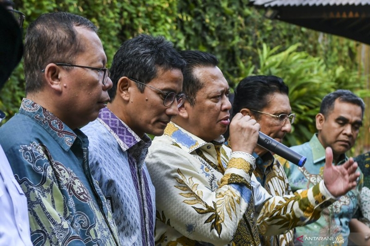 Ketua MPR MPR Bambang Soesatyo (tengah) beberapa Wakil Ketua MPR bersama pengusaha yang juga mantan calon Wakil Presiden Sandiaga Uno (kedua kiri) memberikan keterangan pers usai melakukan pertemuan di kediaman Sandiaga Uno, kawasan Kebayoran Baru, Jakarta, Senin (14/10/2019). ANTARA FOTO/Galih Pradipta/ama