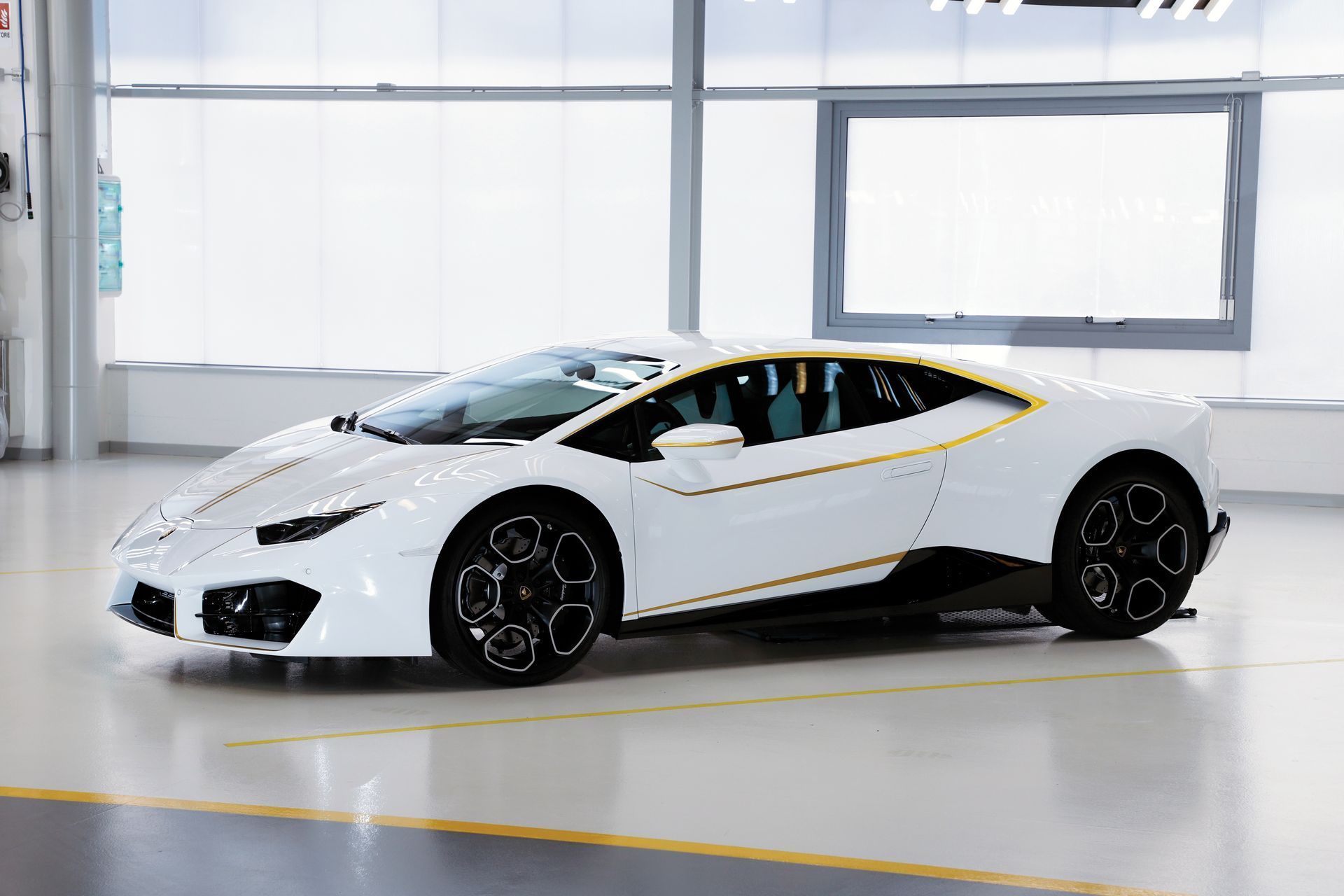Paus Fransiskus Melelang Lamborghini Huracan Miliknya, Hasilnya Fantastis!