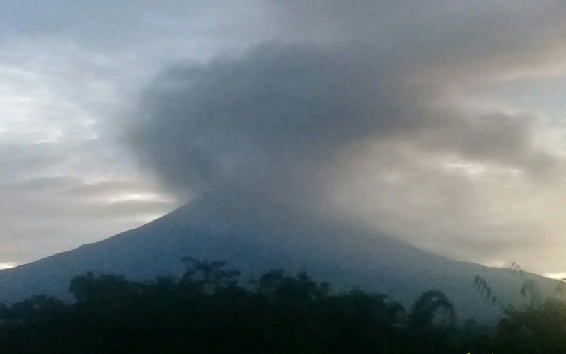 Awan panas menyelimuti Gunung Merapi