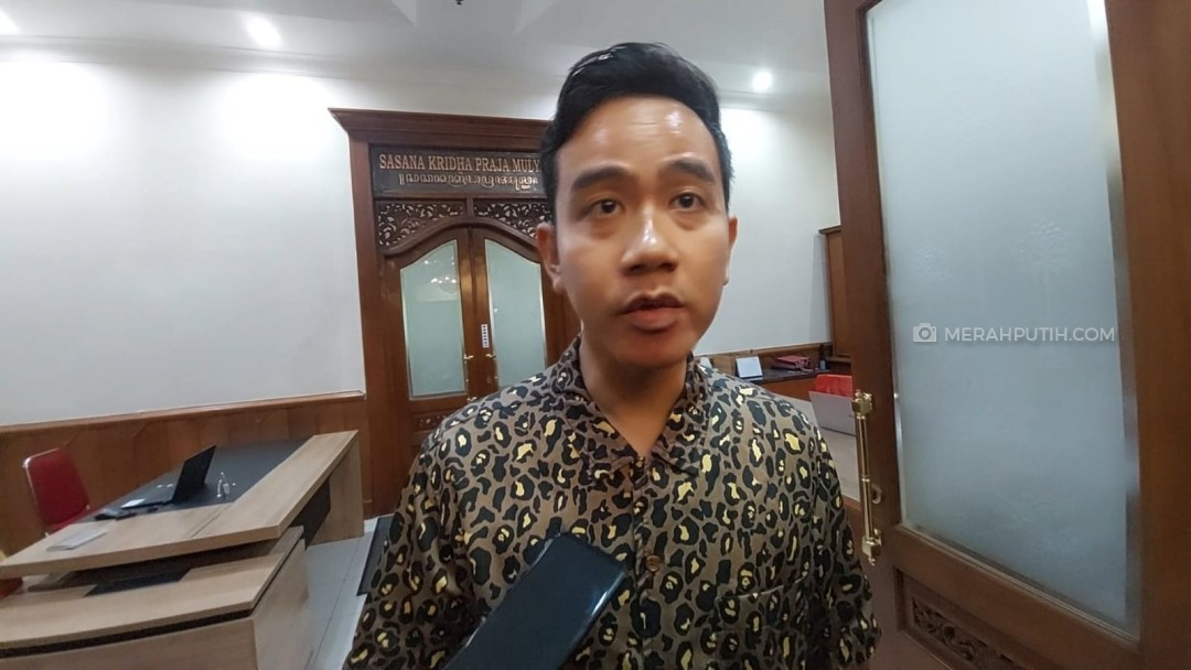Gibran Bantah Pernyataan Hasto tentang Jokowi Ingin Rebut PDIP dari Megawati
