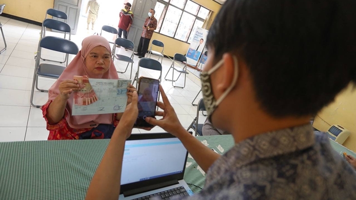 Penyaluran bansos PPKM Kota Bandung. (Foto: Humas Pemkot Bandung)