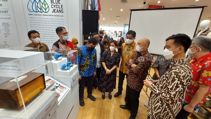 Menteri Koperasi dan UKM, Teten Masduki menjajaki kerja sama dengan Fast Retailing Indonesia dalam memajukan UMKM, Selasa (28/9). (MP/Ismail)