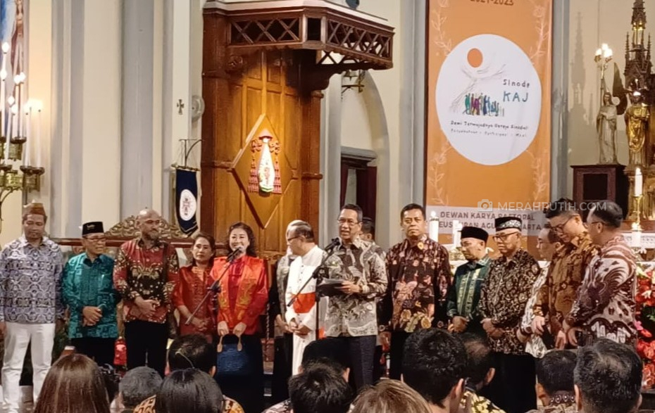 Sambangi Gereja Katedral, Pj Heru Lempar Pantun ke Jemaat Natal
