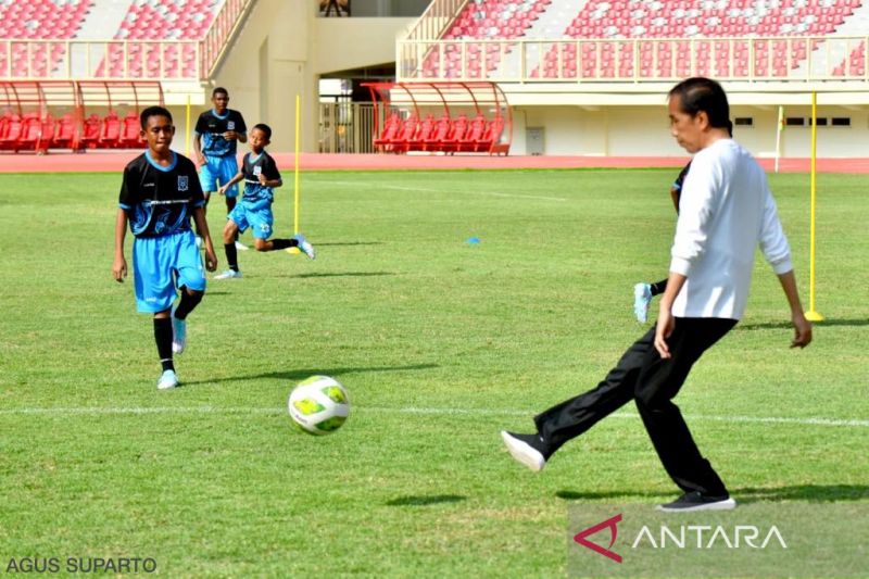 Jokowi Bermain Sepakbola Bersama Talenta Papua Football Academy