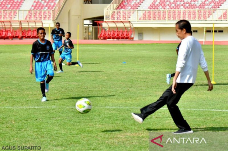 Jokowi Bermain Sepakbola Bersama Talenta Papua Football Academy