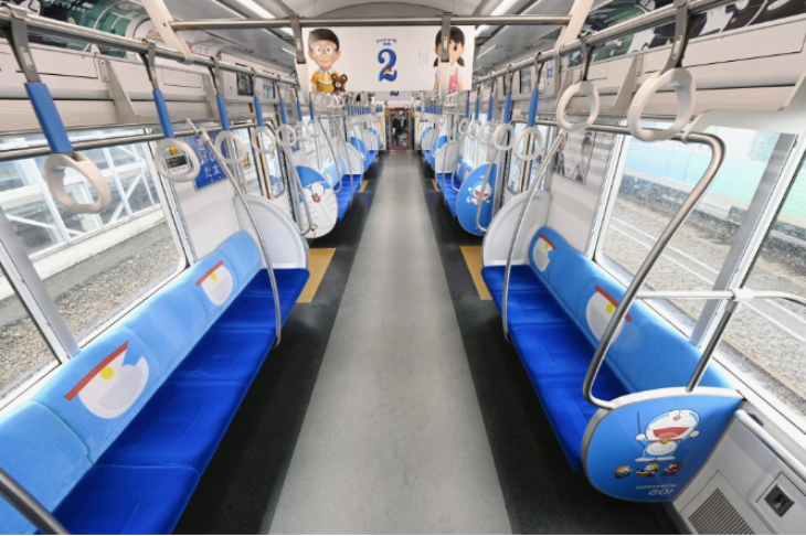 Bagian dalam kereta 'Doraemon-Go' yang dihiasi kantong ajaib doraemon di bantalan kursinya. (Foto: english.kyodonews.net)