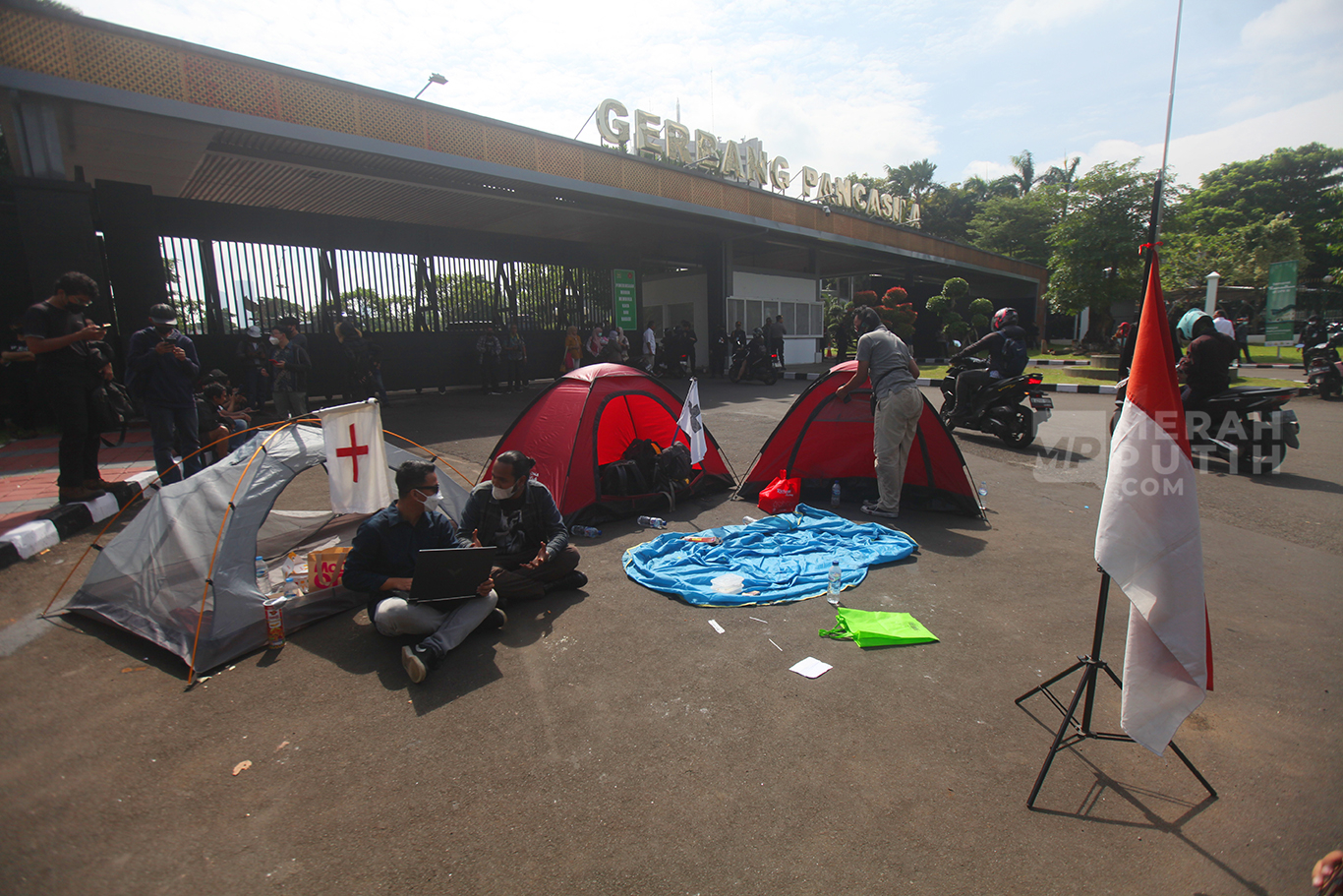 Aksi puluhan mahasiswa Universitas Trisakti saat melakukan aksi demonstrasi Tolak Pengesahan RUU TNI  di gerbang belakang DPR RI, Lapangan Tembak Senayan, Jakarta, Rabu (19/3/2025).