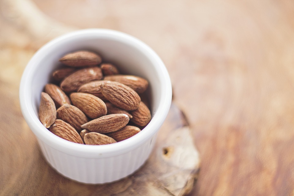 Almond salah satu makanan kaya magnesium (Sumber: Pixabay/Free-Photos)