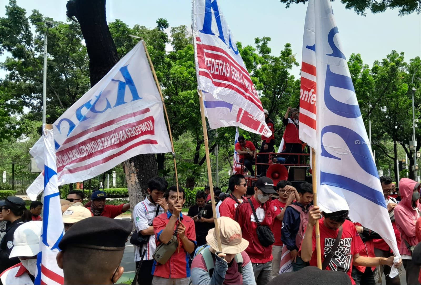 KSBSI Demo di Balai Kota Tuntut Kenaikan UMP 2024