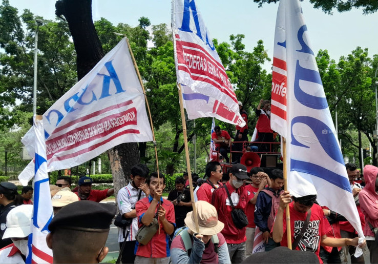 KSBSI Demo di Balai Kota Tuntut Kenaikan UMP 2024