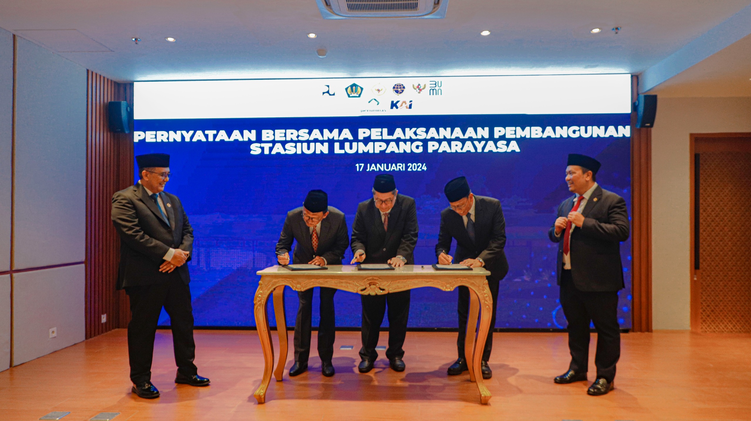 Stasiun Lumpang Parayasa berada di antara Stasiun Parung Panjang dan Stasiun Cilejit