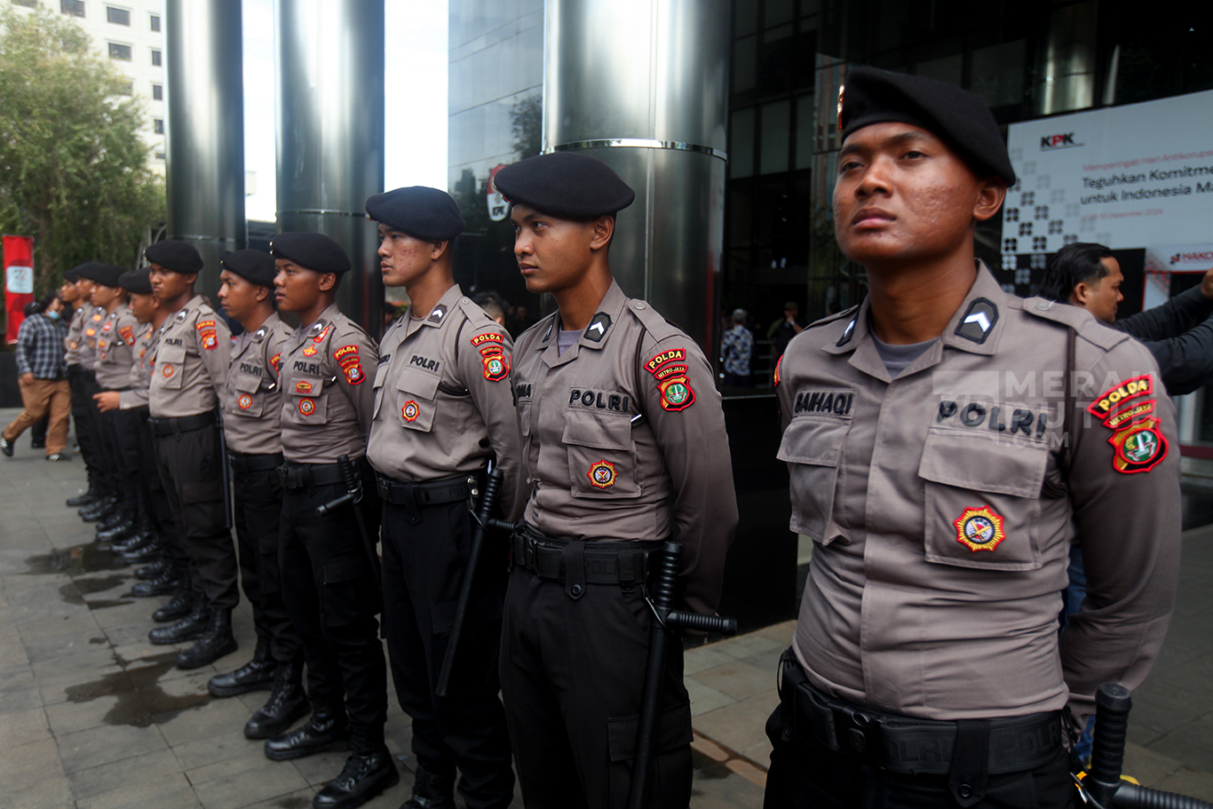 Personel Polisi Jaga Gedung KPK Terkait Pemeriksaan Sekjen PDIP Hasto Kristiyanto