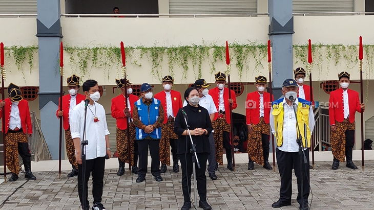 Ketua DPR RI Puan Maharani (tengah-depan) meresmikan Pasar Legi Solo, Jawa Tengah, Kamis (20/1). (MP/Ismail)