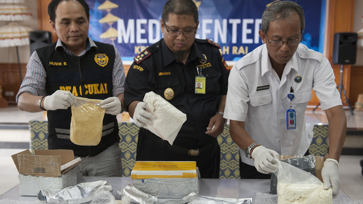 Petugas Bea Cukai dan Badan Narkotika Nasional (BNN) memeriksa barang bukti berupa paket narkotika golongan I yang dikirim lewat Pos dalam konferensi pers di Kantor Bea Cukai Ngurah Rai, Denpasar, Kamis (29/3). Bea Cukai Ngurah Rai menggagalkan pengiriman dua paket narkoba dengan berat total 1,01 Kg berisi zat ADB Chminaca dari China dan satu paket seberat 1,01 Kg berisi zat AMB Fubinaca dari Belanda yang diduga bahan tembakau gorilla dan berkaitan dengan tersangka yang telah ditangkap beberapa waktu lalu di Denpasar. ANTARA FOTO/Nyoman Budhiana/pras/18.