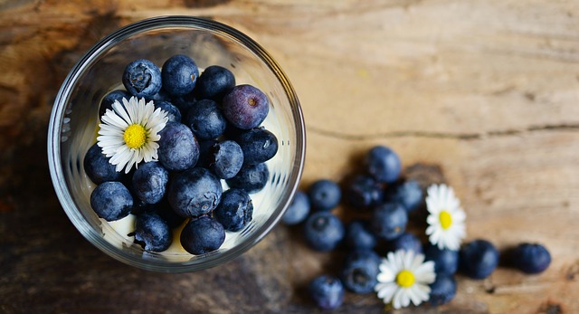 Warna biru pekat blueberries berasal dari anthocyanin. (Foto: Pixabay/congerdesign)