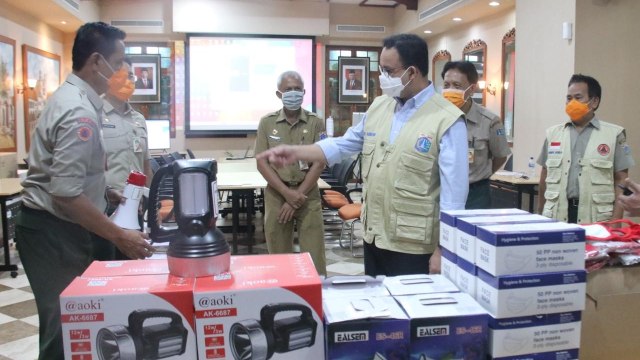 Antisipasi Banjir, Pemprov DKI Bagikan Senter hingga Ban Dalam di 182 RT