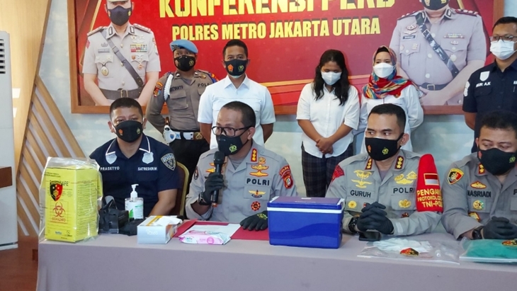 Konferensi pers terakait kasus suntik vaksin kosong di wilayah Pluit Timur, Penjaringan, Jakarta Utara. (Foto: MP/Humas Polda Metro Jaya)