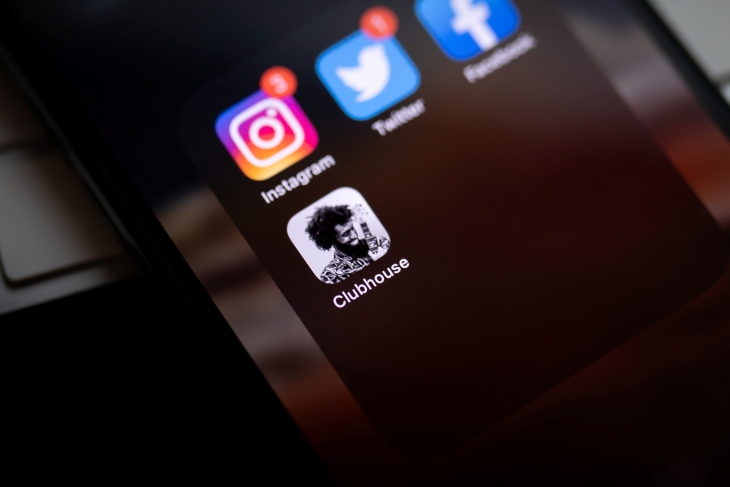 Karena popularitas Clubhouse berbagai media sosial lain juga akan menghadirkan fitur serupa. (Foto: Unsplash/William Krause)