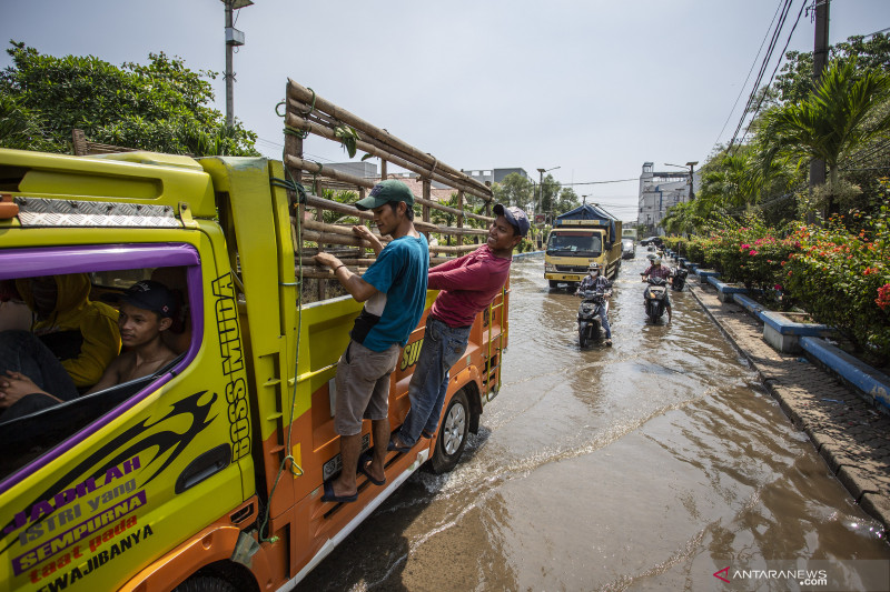 Pemprov DKI Persiapkan Tempat Pengungsi Protap Prokes Hadapi Banjir 
