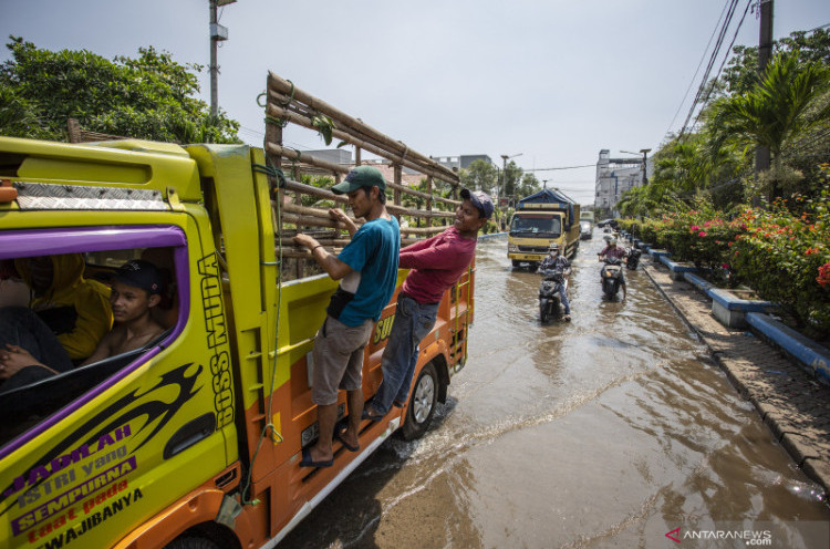 Pemprov DKI Persiapkan Tempat Pengungsi Protap Prokes Hadapi Banjir 