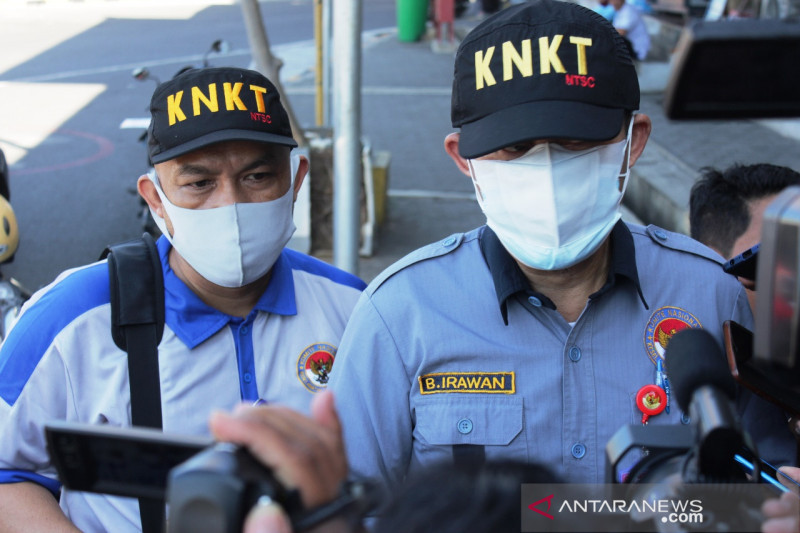 Ketua Tim Investigator Keselamatan Pelayaran KNKT, Bambang Irawan memberikan keterangan kepada wartawan di Posko Tanggap Darurat KMP Yunicee Pelabuhan Ketapang Banyuwangi (ANTARA/ Novi H.)