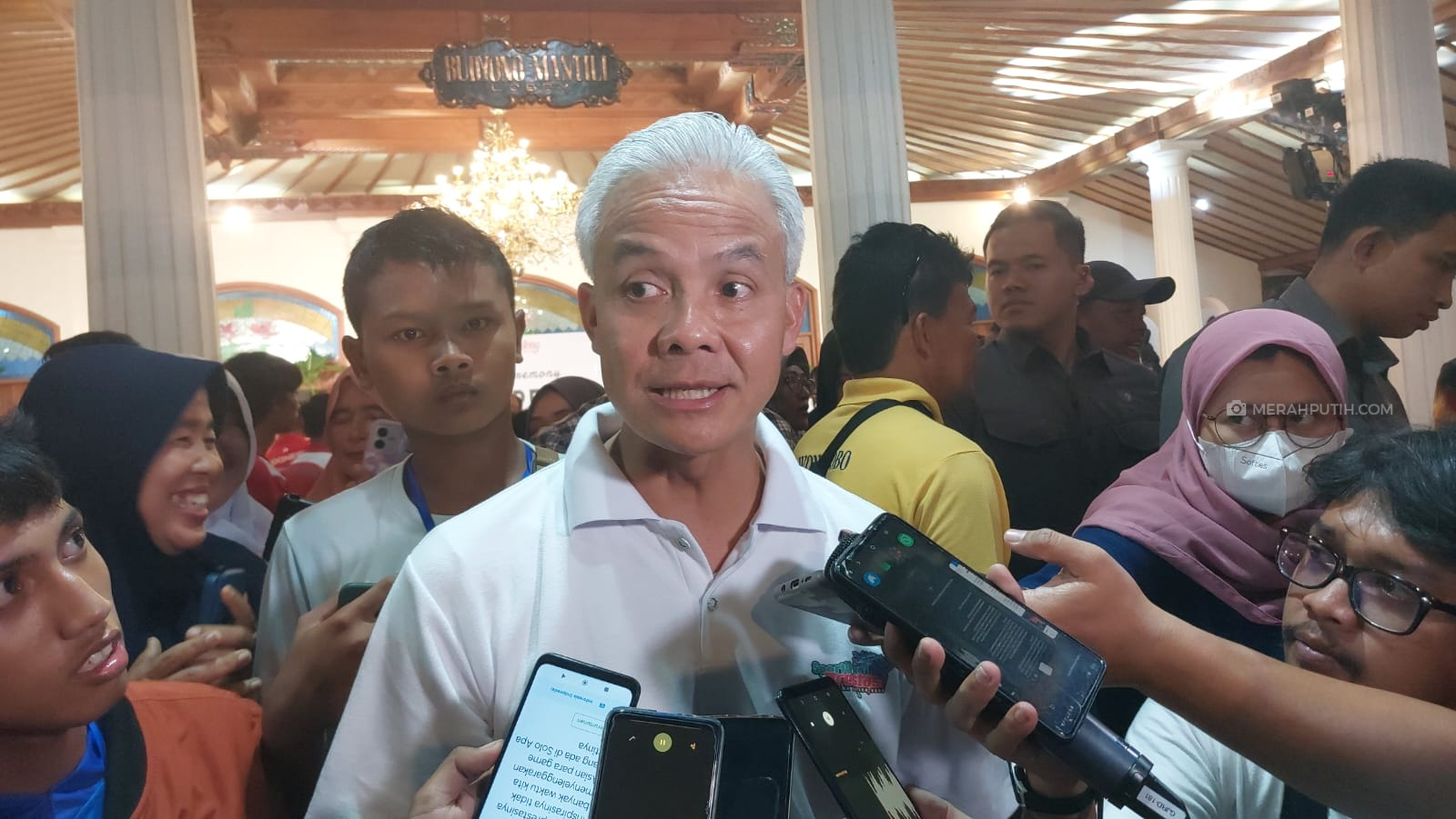 Ganjar Tambah Kuota 7.920 Kursi Pendaftaran SMAN/SMKN Jateng 2023