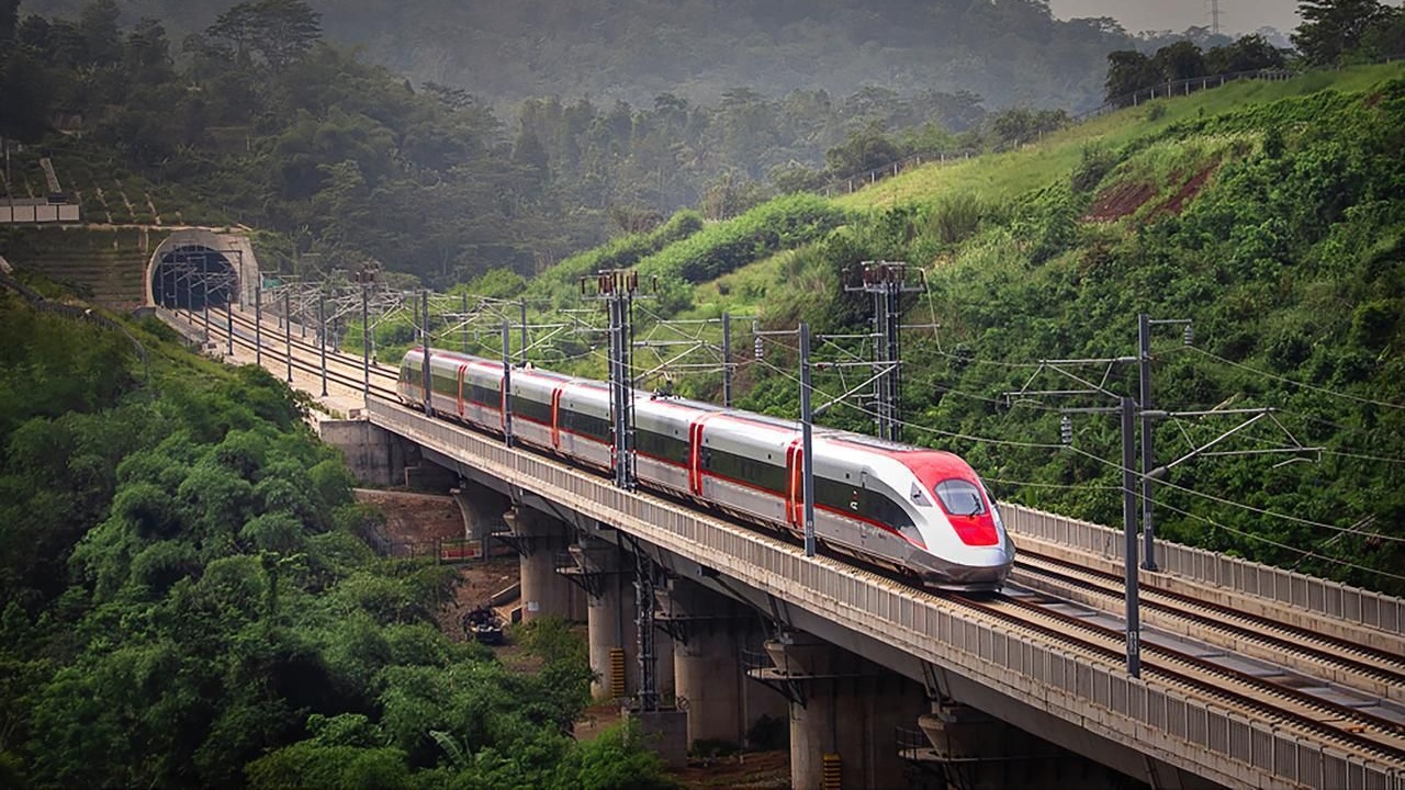 Akibat Layang-Layang, 32 Perjalanan Kereta Cepat Jakarta - Bandung Terganggu