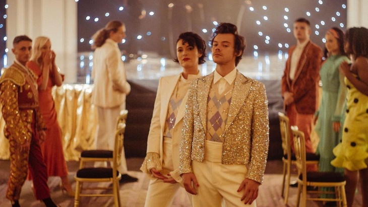 Harry Styles Berdansa dengan Phoebe Waller-Bridge di Video Musik Terbaru