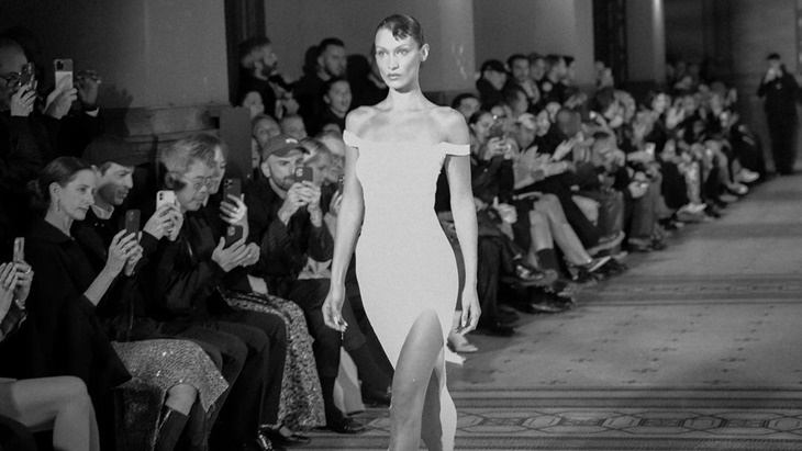 Bella Hadid Kenakan Gaun Cat Semprot ‘Coperni Slip’ di Paris Fashion Week 2022