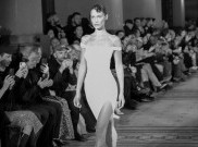 Bella Hadid Kenakan Gaun Cat Semprot ‘Coperni Slip’ di Paris Fashion Week 2022