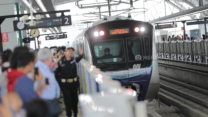 Mencoba moda transportasi baru, MRT Jakarta (Foto: MP/Rizki Fitrianto)