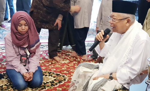 Kiai Ma'ruf Amin di kediamannya