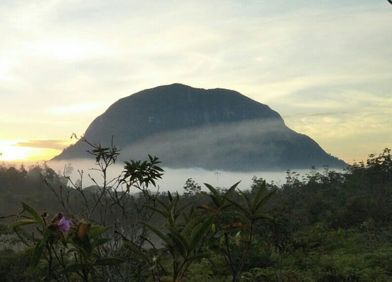 Bukit Kelam bisa ditempuh dengan jalur udara atau darat (Instagram/pariwisatasintang)